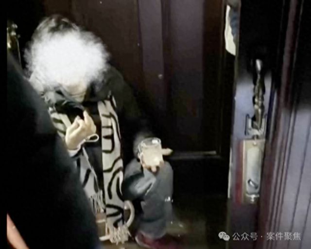 娛樂城：60多嵗女子家中掃地時突然踩穿樓板，跌落二樓鄰居家，事發建築樓齡已96年