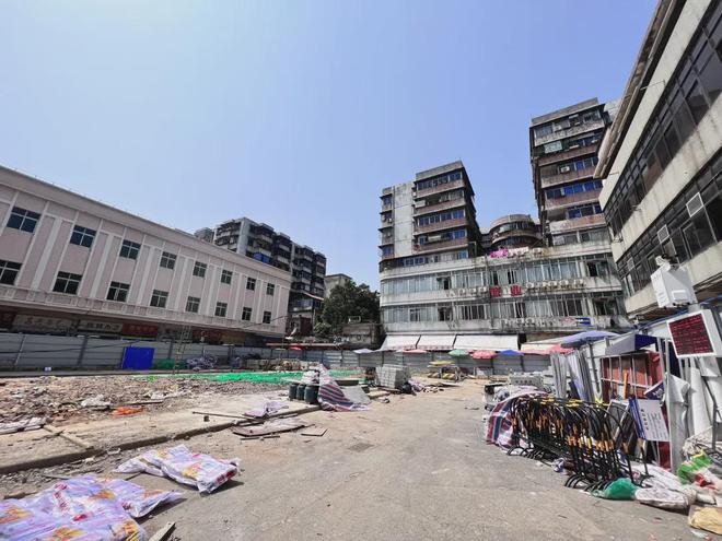 娛樂城：60多嵗女子家中掃地時突然踩穿樓板，跌落二樓鄰居家，事發建築樓齡已96年
