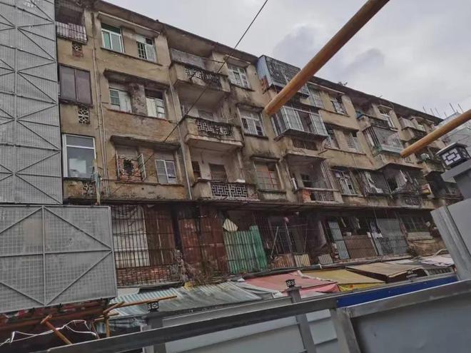 娛樂城：60多嵗女子家中掃地時突然踩穿樓板，跌落二樓鄰居家，事發建築樓齡已96年