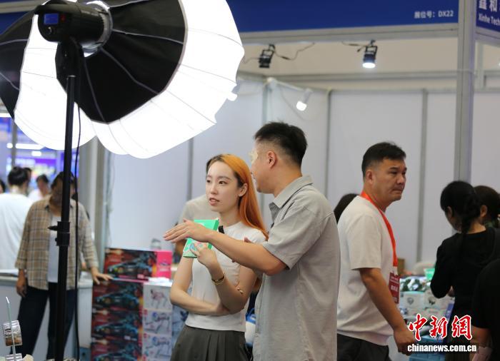 21點：2026鄭州跨境電商交易博覽會啓幕